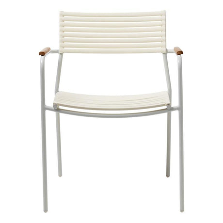 Chaise empilable Mood Air blanc/aluminium peint par poudrage avec accoudoirs en teck