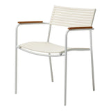 Chaise empilable Mood Air blanc/aluminium peint par poudrage avec accoudoirs en teck