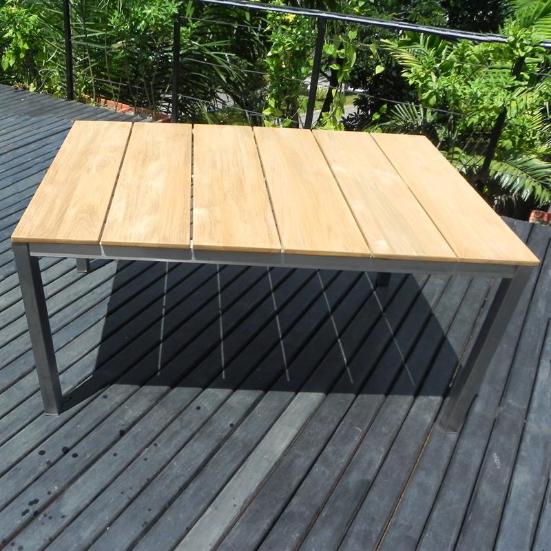 Ensemble de bancs Fides 150/2/2 composé d'une table à manger Fides 150 x 100 et de 2 bancs de jardin Fides sans dossier 130 x 45 avec 2 tabourets/tables d'appoint Fides 45 x 45 en teck avec structure en acier inoxydable