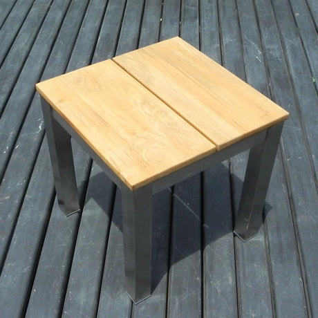 Ensemble de bancs Fides 150/2/2 composé d'une table à manger Fides 150 x 100 et de 2 bancs de jardin Fides sans dossier 130 x 45 avec 2 tabourets/tables d'appoint Fides 45 x 45 en teck avec structure en acier inoxydable